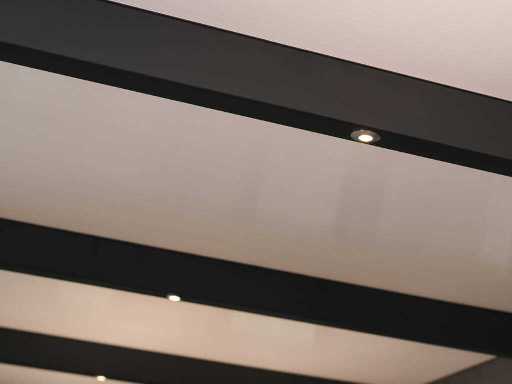 Beleuchtung einer Terrassenüberdachung durch Spot-Lights