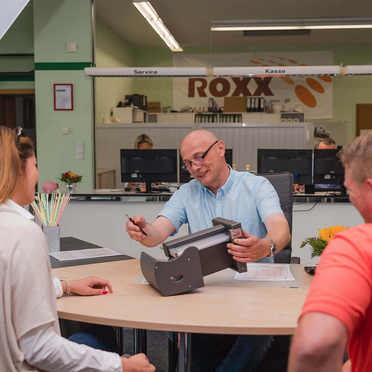 Heinz Reessing präsentiert Kunden Produkte von Roxx Terrassen