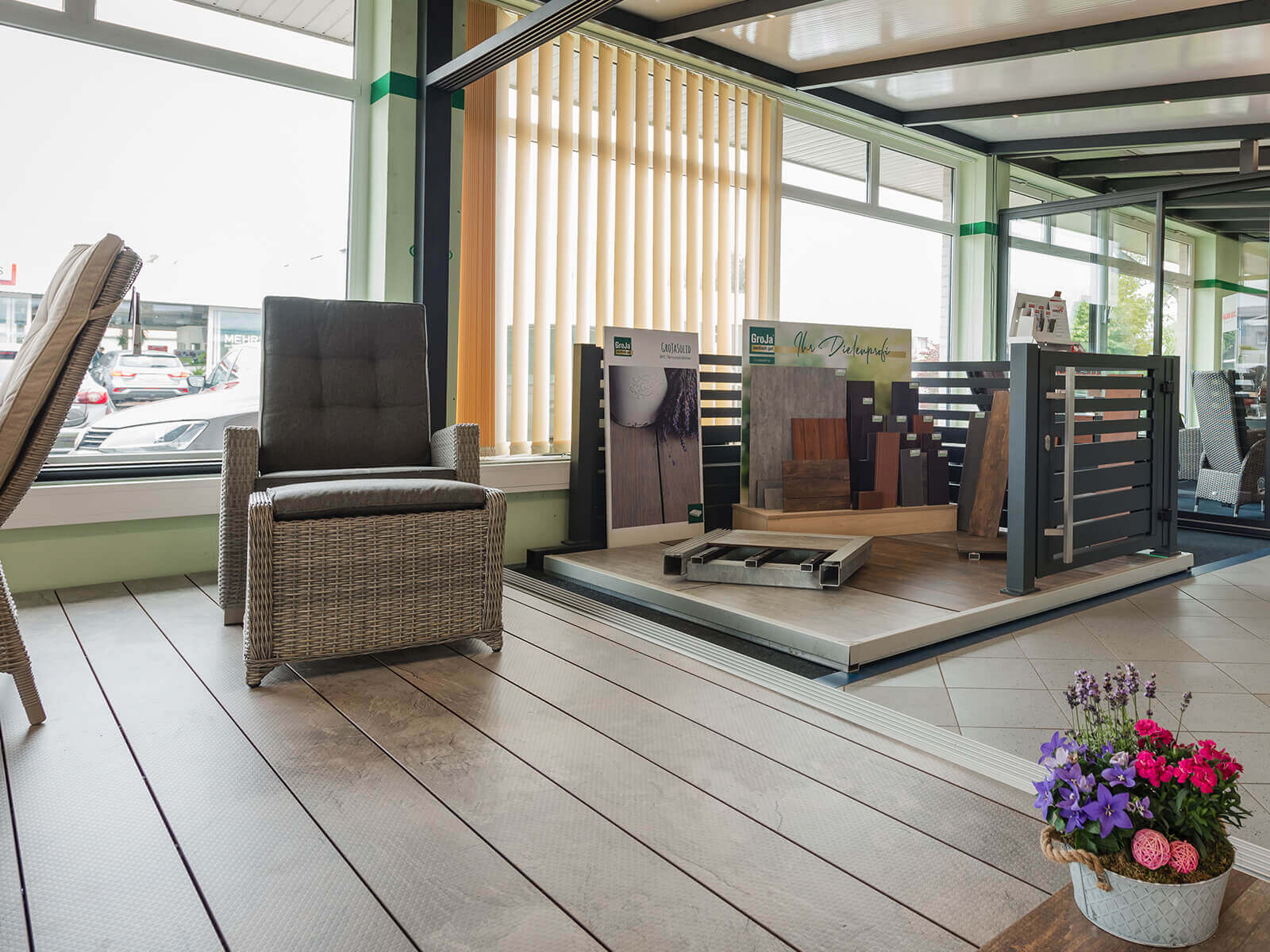 Sommergarten 45 Innenansicht des ROXX Showrooms mit Musterflächen für Terrassendielen, Sichtschutzelementen und stilvoller Outdoor-Bestuhlung