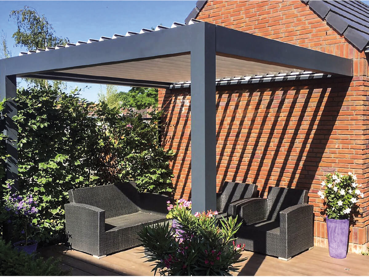 Terrassenüberdachung 17 Terrassenüberdachung Luxline in Anthrazit mit Lamellen als Dach