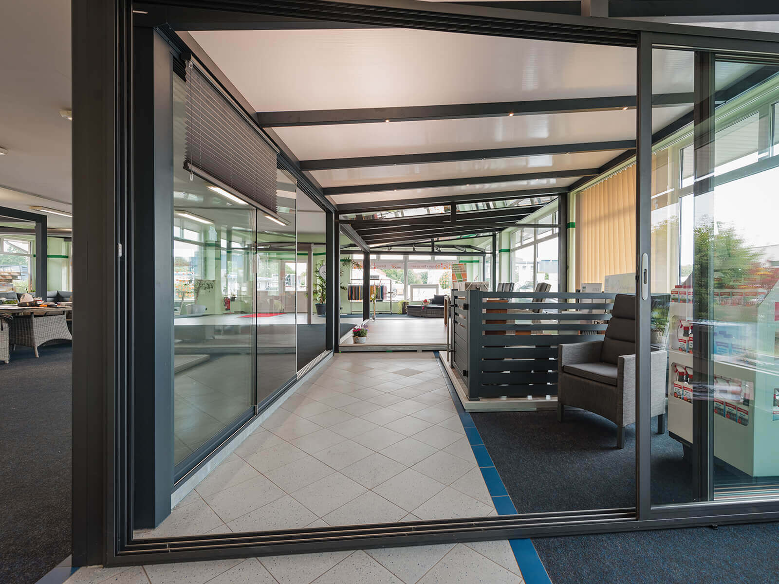 Sommergarten 44 Innenansicht des ROXX Showrooms mit modularer Aluminium-Terrassenüberdachung