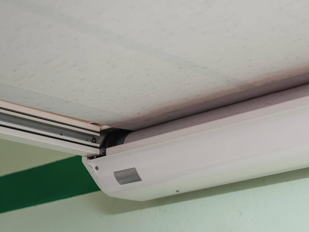 Elektrische Markise als Sonnenschutz für Terrassenüberdachungen