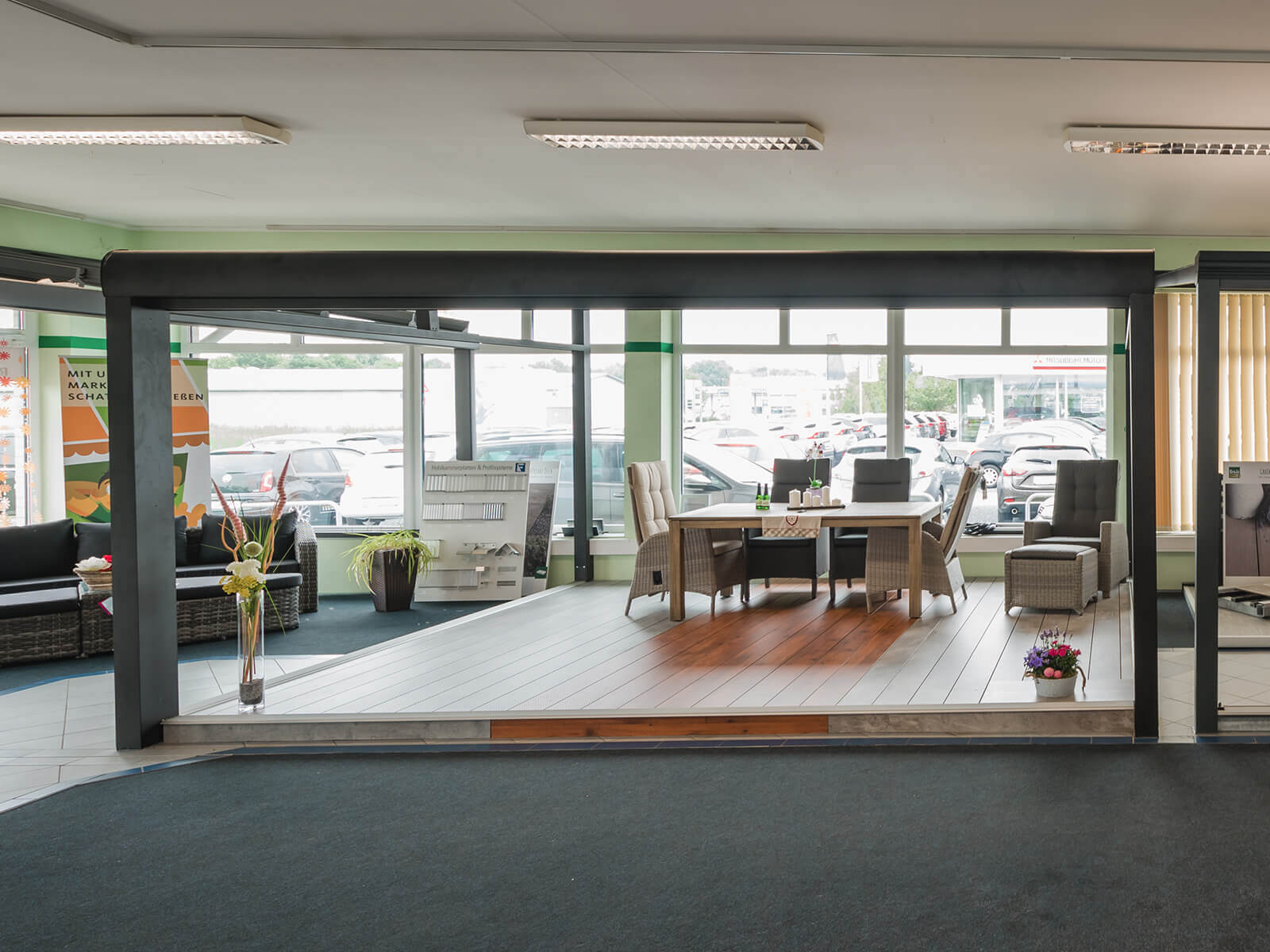 Sommergarten 43 Innenansicht des ROXX Showrooms mit moderner Aluminium-Terrassenüberdachung, integrierter Beleuchtung und ausgestelltem Ess- und Loungebereich