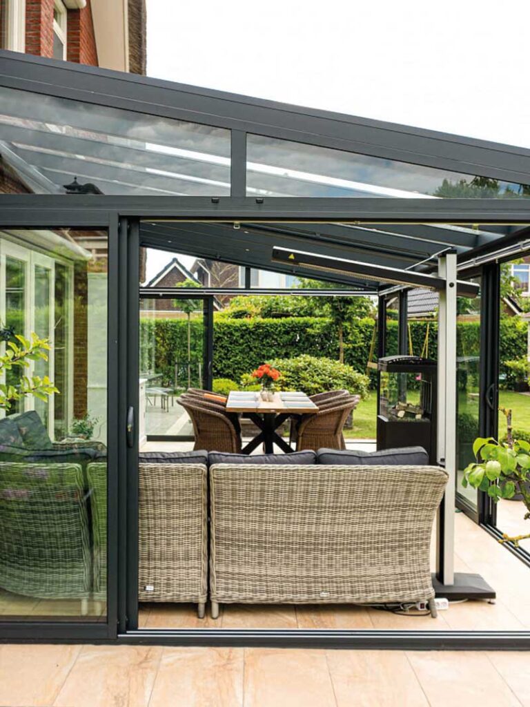 terrassenueberdachung mit glasschiebeelementen