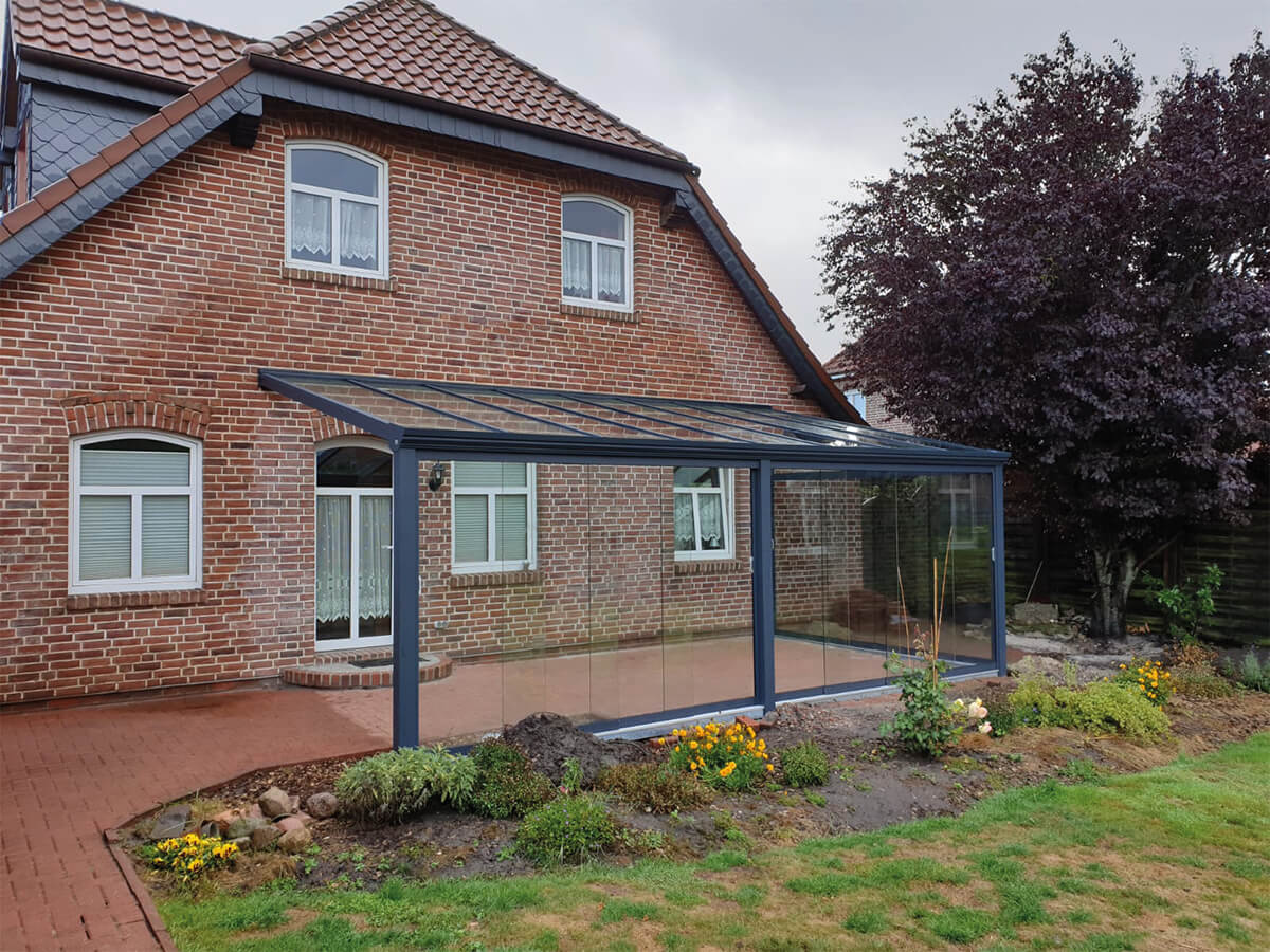 Terrassenüberdachung 4 Terrassenüberdachung mit Glasschiebeelementen in Anthrazit