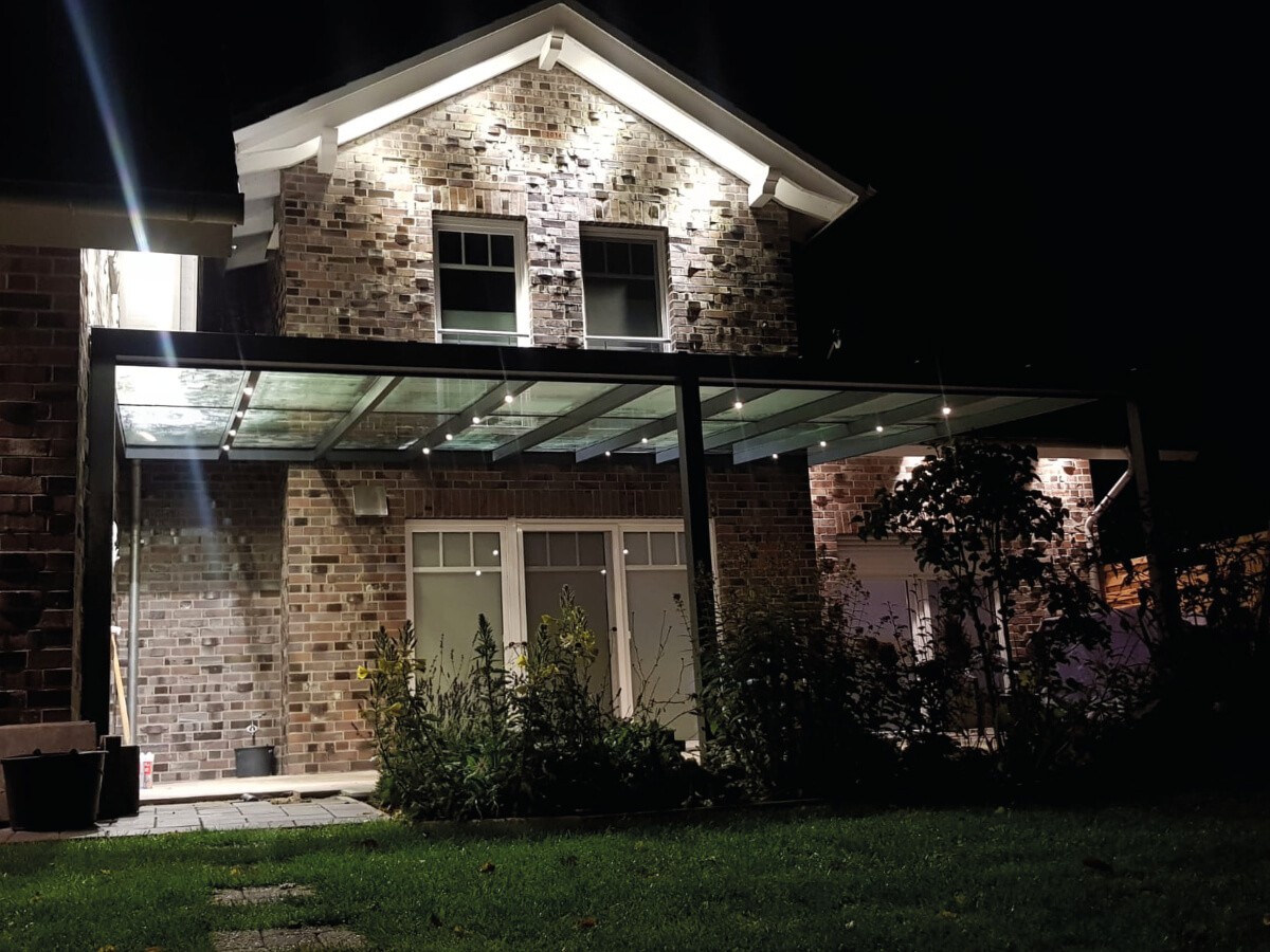 Terrassenüberdachung 13 Offene Terrassenüberdachung bei Nacht mit Beleuchtung