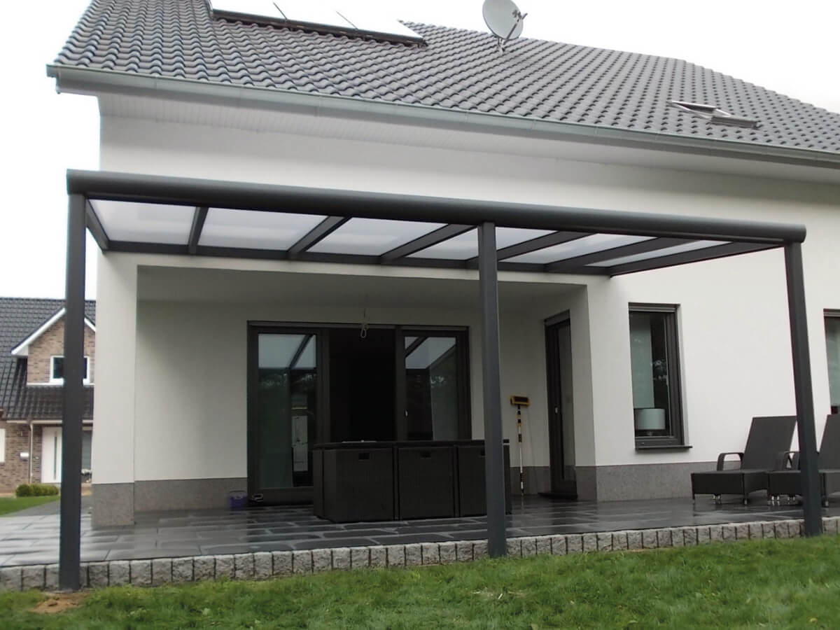 Terrassenüberdachung 12 Offene Terrassenüberdachung in Anthrazit mit Glasdach