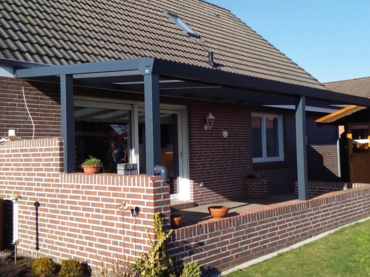 Terrassenüberdachung 11 Überdachte Terrasse mit Metallkonstruktion