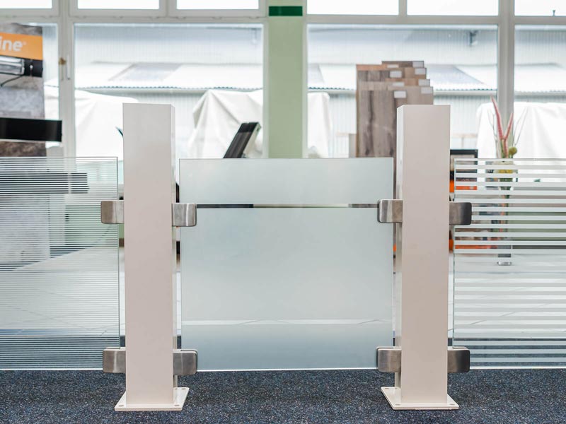 Glas-Sichtschutzelement mit satiniertem Mittelteil und Aluminium-Pfosten