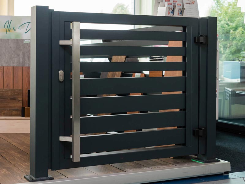 Klassische Gartentür-Pforte in zeitlosem Design, passend zum Zaun und Eingang