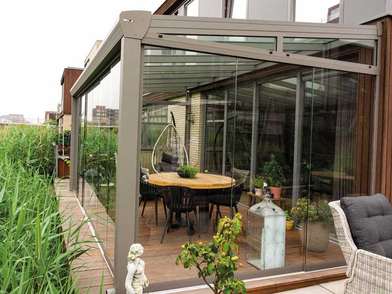 Sommergarten 3 Kompakter Aluminium-Wintergarten mit Glasdach und vollständig verschiebbaren Glaselementen
