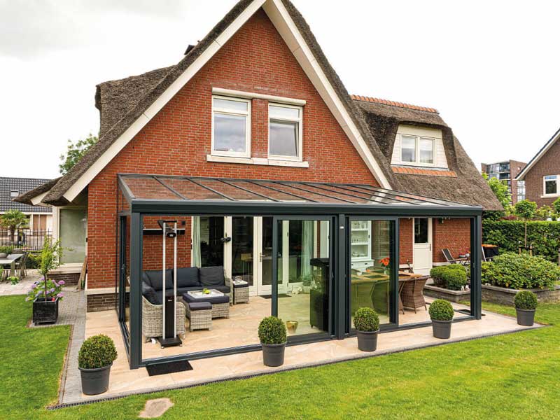 Sommergarten 4 Eleganter Glas-Wintergarten mit anthrazitfarbener Aluminiumkonstruktion und transparentem Dach