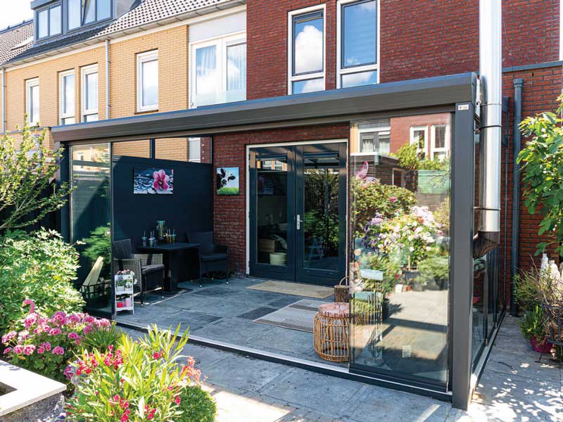 Sommergarten 6 Angebaute Aluminium-Terrassenüberdachung mit Glasdach und seitlichen Glasschiebewänden