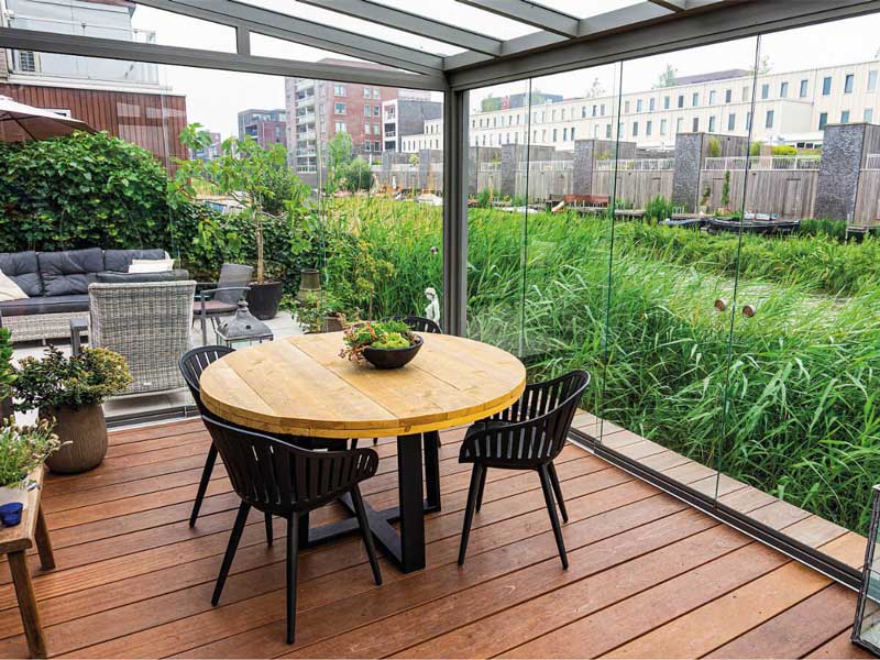 Sommergarten 7 Moderne Aluminium-Terrassenüberdachung mit Glasdach und umlaufenden Glasschiebewänden