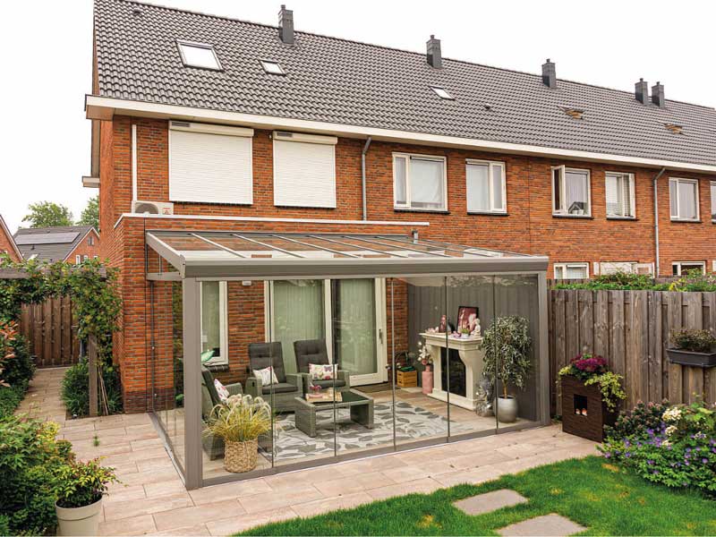 Sommergarten 9 Moderne Aluminium-Terrassenüberdachung mit Glasdach und seitlichen Glasschiebewänden