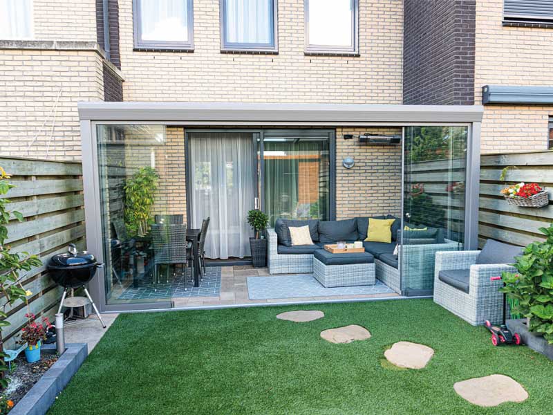 Sommergarten 2 Kompakte Aluminium-Terrassenüberdachung mit Glasdach und Glasschiebewänden