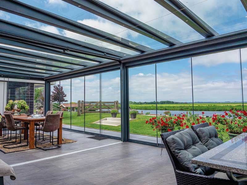 Sommergarten 11 Exklusive Aluminium-Terrassenüberdachung mit Glasdach und raumhohen Glasschiebewänden