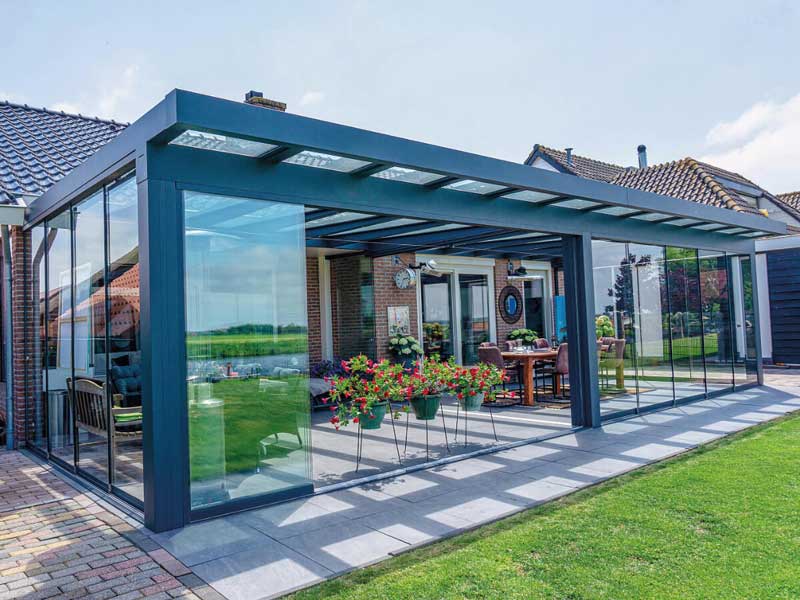 Sommergarten 10 Großzügiger Aluminium-Wintergarten mit Glasdach und umlaufenden Glasschiebewänden, moderner Wetterschutz und lichtdurchflutete Wohnraumerweiterung