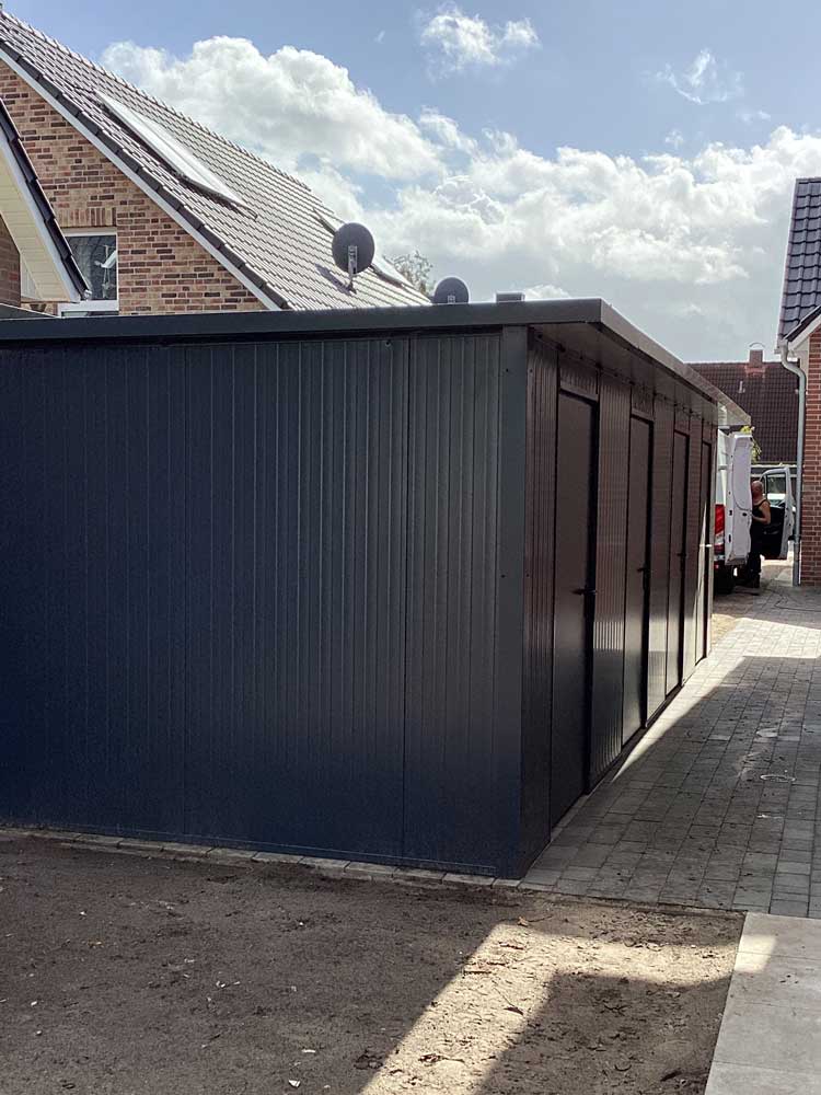 Moderner Aluminium-Geräteraum in Anthrazit mit mehreren Türen, maßgefertigt für den Außenbereich von Roxx Terrassen