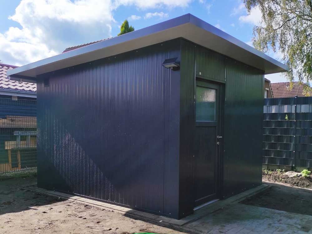 Freistehender Aluminium-Geräteraum in Anthrazit mit Flachdach und Tür, moderne und wetterfeste Gartenlösung von Roxx Terrassen