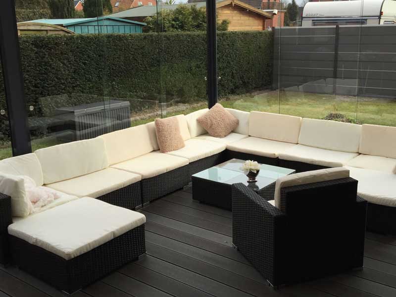 Sommergarten 12 Gemütlicher Lounge-Bereich in einer geschlossenen Terrassenüberdachung mit Glasschiebewänden