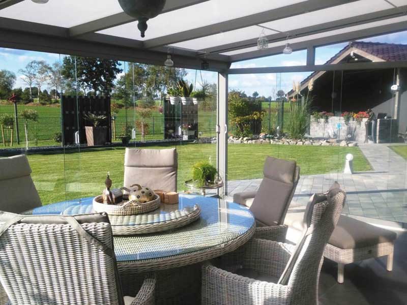 Sommergarten 14 Innenansicht einer geschlossenen Terrassenüberdachung mit Aluminiumkonstruktion