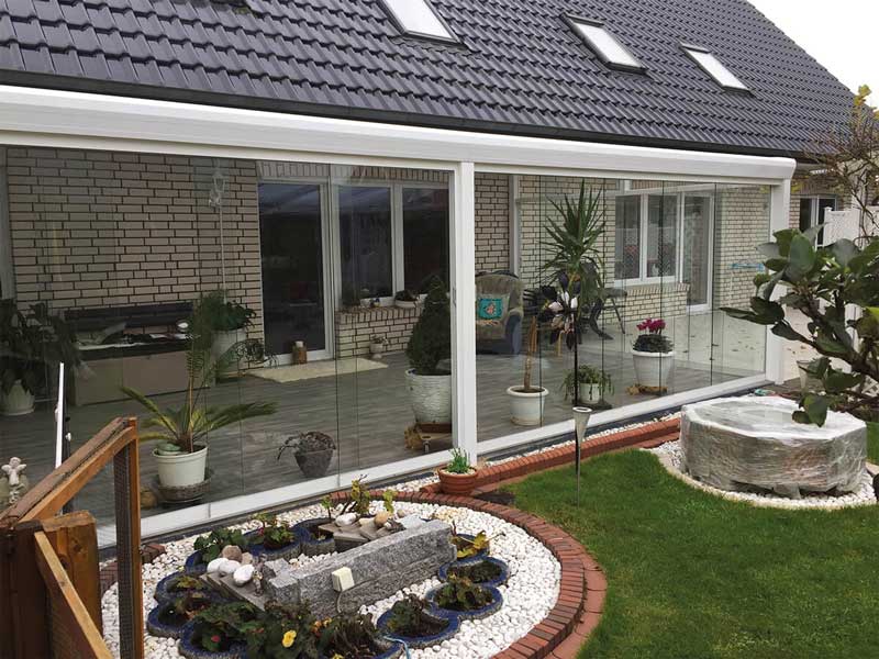 Sommergarten 15 Weiße Aluminium-Terrassenüberdachung mit durchgehenden Glasschiebewänden