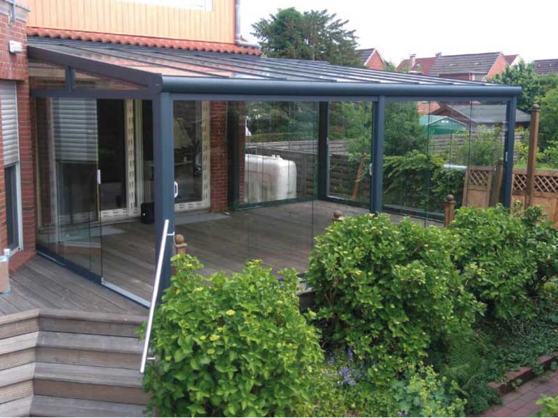 Sommergarten 24 Großzügige Aluminium-Terrassenüberdachung mit Glasdach und umlaufenden Glasschiebewänden, wetterfester und transparenter Schutz für den Gartenbereich von Roxx Terrassen