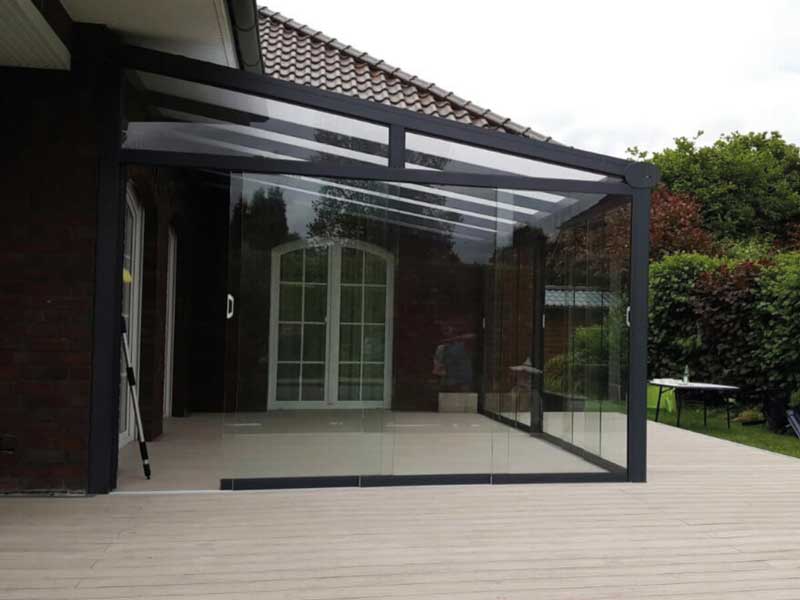 Sommergarten 25 Moderne Terrassenüberdachung aus Aluminium mit Glasdach und Glasschiebewänden