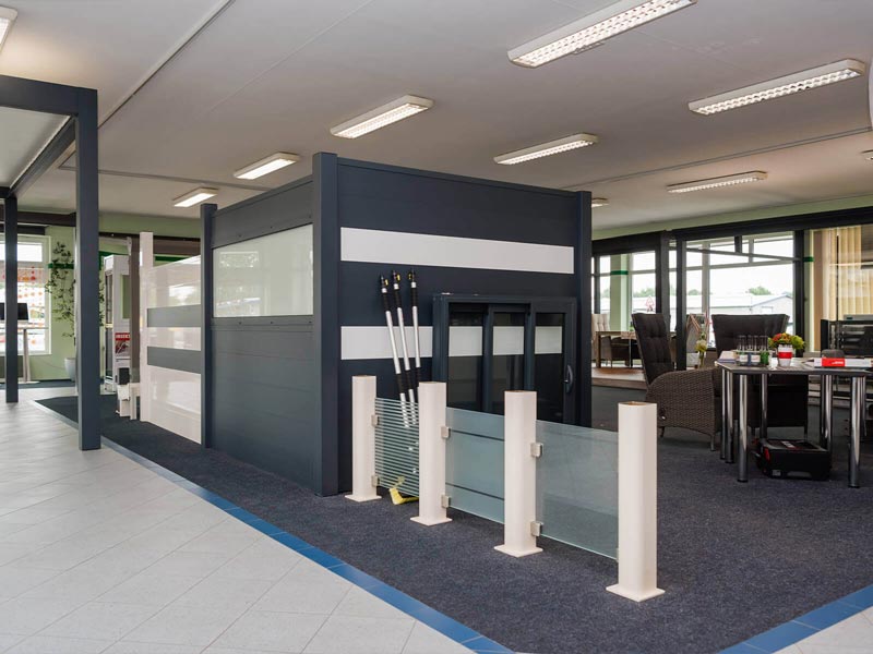 Innenansicht des ROXX Showrooms mit modernen Aluminium-Zaunsystemen, Sichtschutzelementen und Ausstellung für Terrassen- und Gartenlösungen